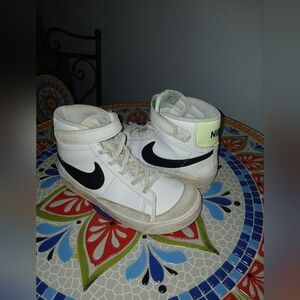 Nike High-Top Sneakers in White and Black with Green Accent Size 3Y